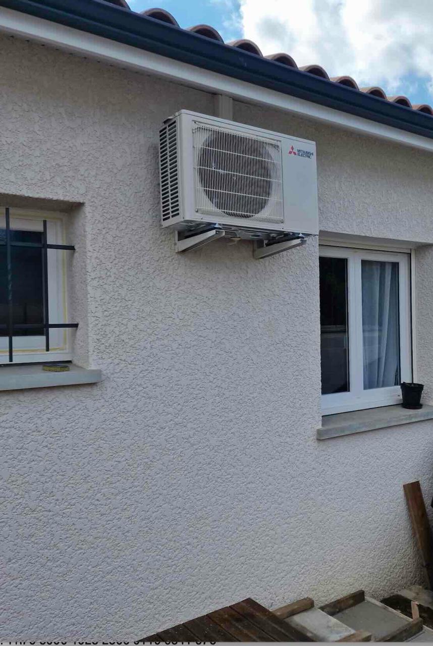 Unité extérieure de climatisation fixée en façade