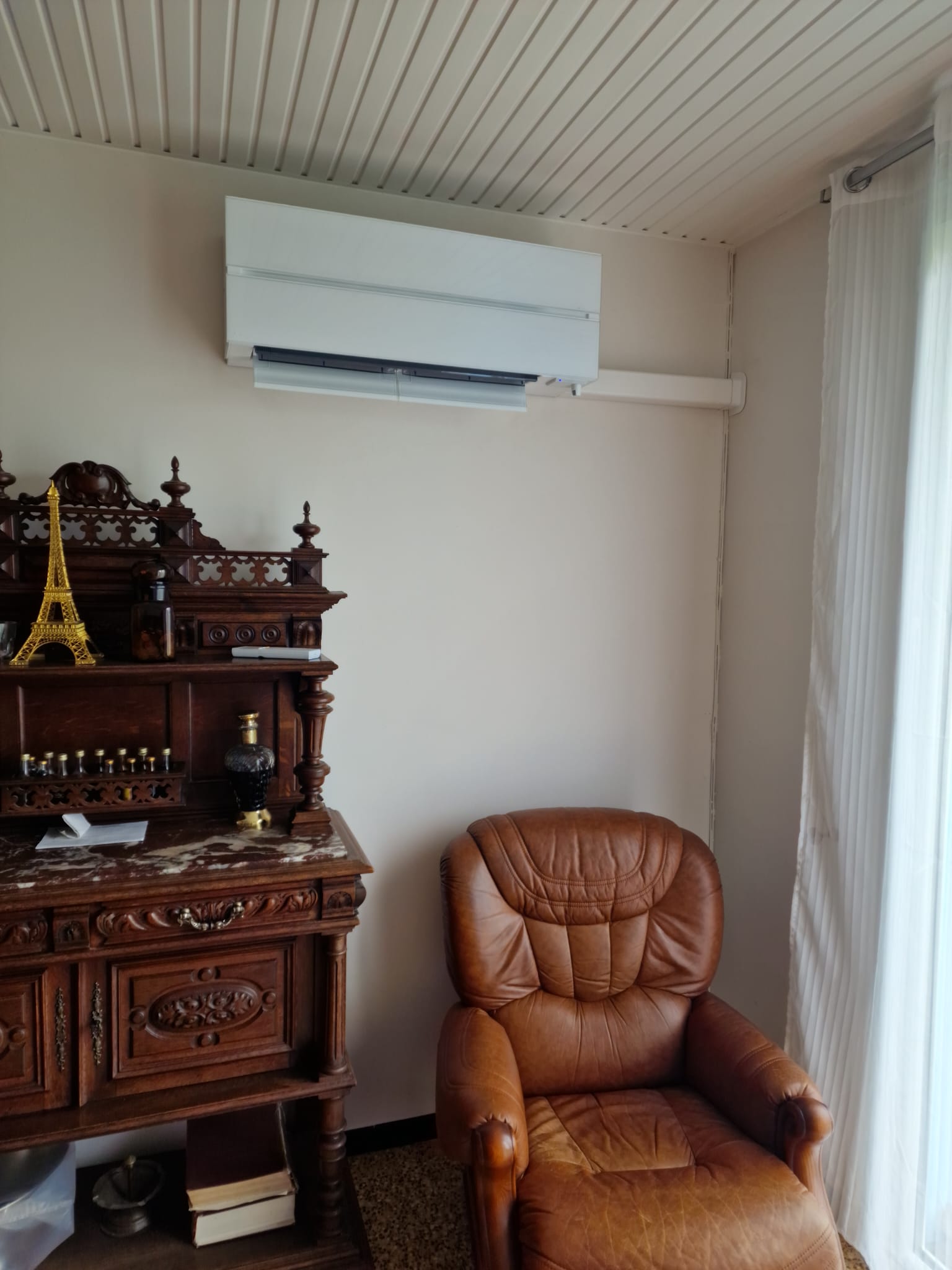 Climatisation murale intérieure installée dans un salon
