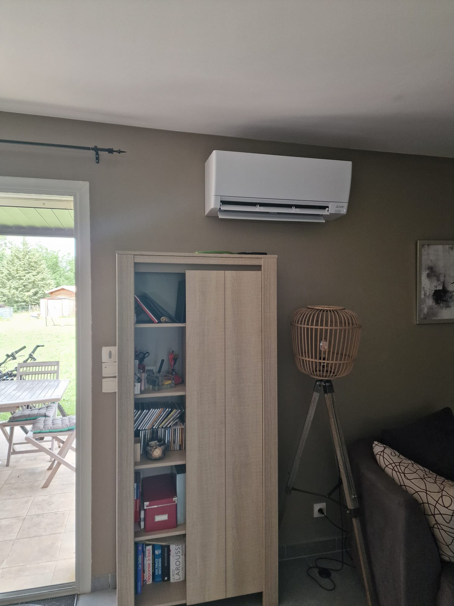 Unité intérieure de climatisation murale installée dans un salon