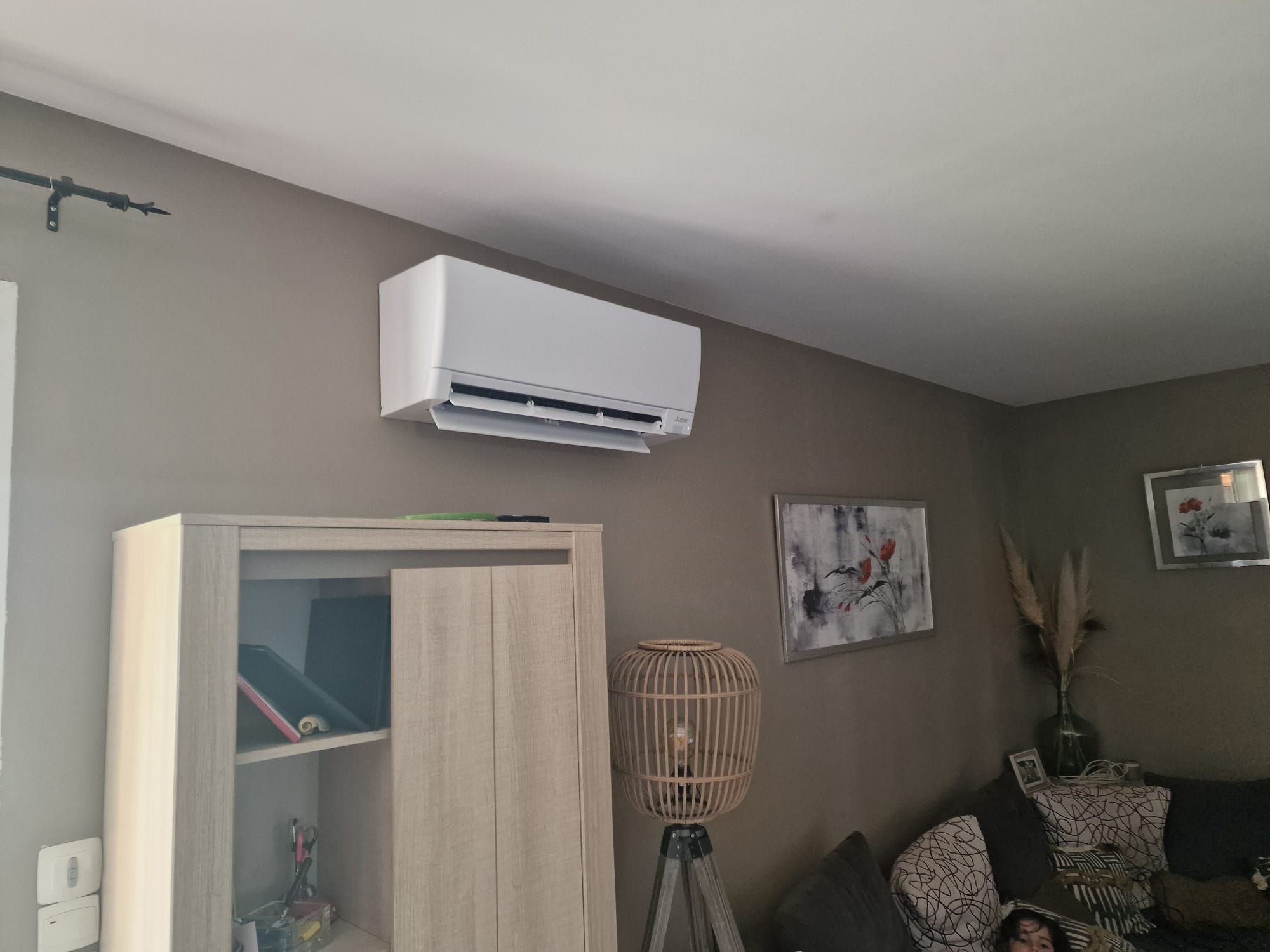 Climatisation réversible installée dans une pièce de vie