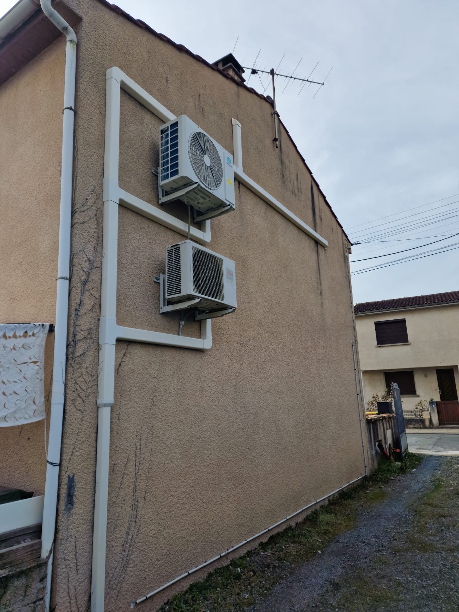 Multisplit avec deux unités extérieures fixées en façade