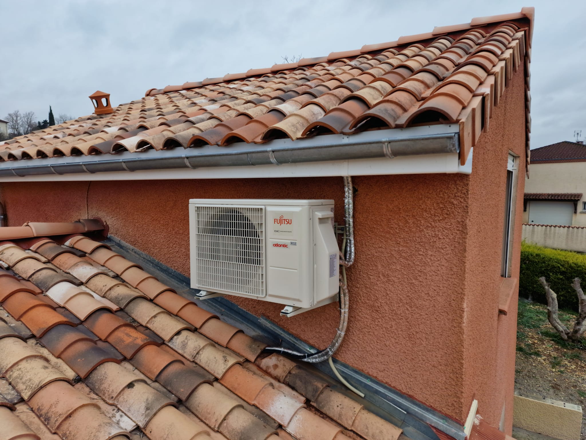 Unité extérieure de pompe à chaleur installée en toiture