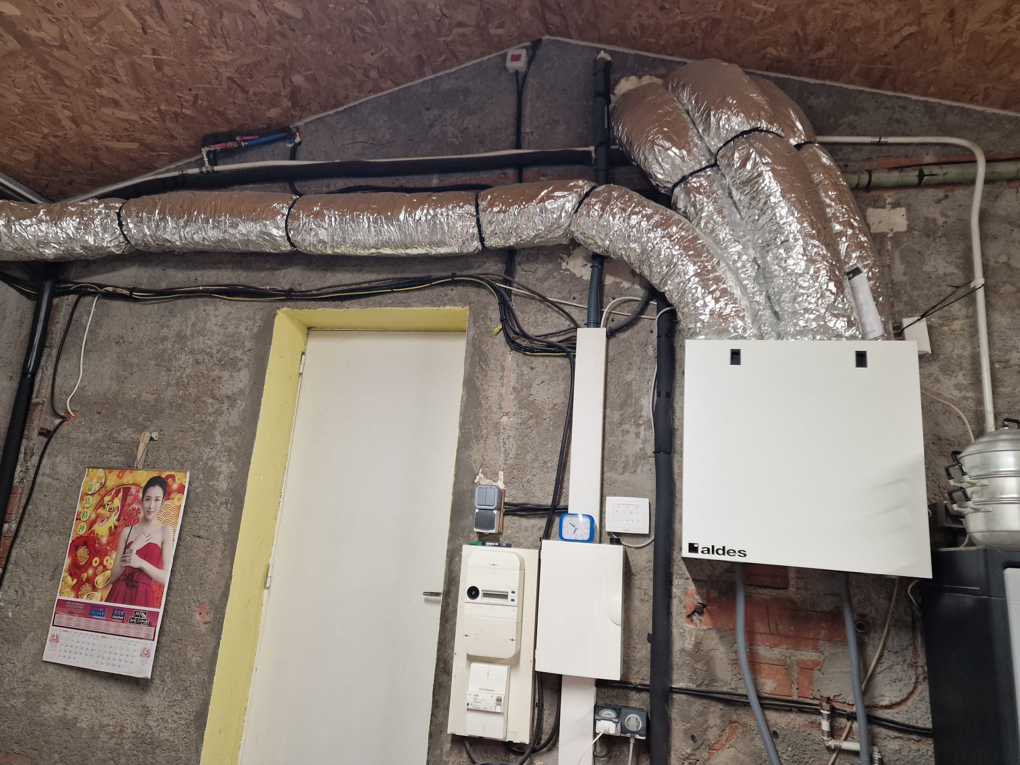 Caisson de VMC et réseau de gaines installés en local technique